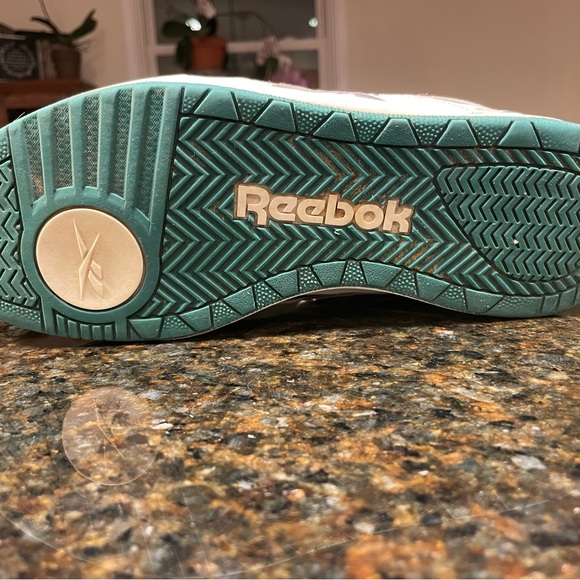 Green Reeboks. - Picture 6 of 7